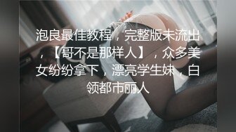 蝴蝶逼的小嫂子露脸黑丝情趣诱惑，让小哥亲着小嘴摸着骚穴搞出好多水