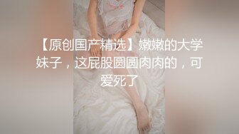 苏妲己姐妹眼镜大奶妹子两女一男双飞，摸奶口交高跟鞋椅子上骑坐两个妹子换着操