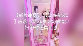   某医院上夜班的小护士好骚啊，在狼友的调教下脱光了激情大秀，无毛骚穴逼里塞着跳蛋，在休息床上自慰舔淫水