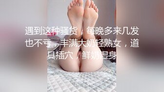 超刺激偷偷干正在上班的眼镜娘小护士❤️工作台 更衣室掀起护士裙后入！紧张刺激！微露脸 感觉颜值还不错