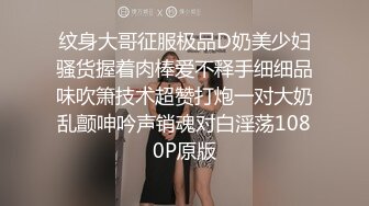 年轻的女王露脸调教男奴，舔完脚后又舔逼口味真重，小骚逼爽上天啊看表情，爆男奴菊花玩滴蜡精彩不要错过