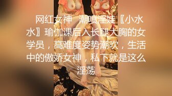 老婆的脸在口交时若隐若现，服从主人的指挥，最后射在B上