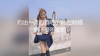 地铁上玩手机的妹子憋坏了一下车就找厕所