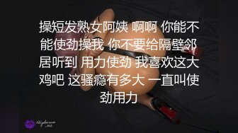 淫妻 绿帽就翘着二郎腿默默欣赏高颜值娇妻 翘起大屁屁上下嘴伺候着两根棒棒 这心境真不错