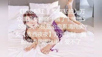 铁杆模特Liolya被她的情人惊醒，然后被他的大公鸡侵犯