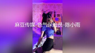 高级商场厕所偷拍到的极品身材疑似空姐的制服妹子，木耳已黑，带着口罩遮不住的美，腿也很美 (3)