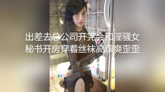 黑色包臀裙 网红脸美女没有穿安全裤直接收下她的窄内有个角度她的翘臀太丰满直接把窄内夹成丁非常诱人