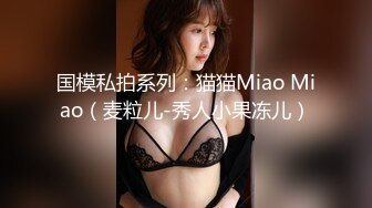 金发美艳人妖胸前纹身性感妖艳脱下小花裙自摸超长屌深深插入后门通并享受着