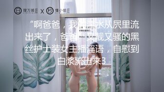 两个性感白衣妹子玩得不亦乐乎