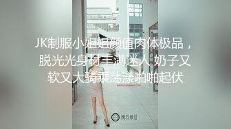 【母子乱伦】趁老爸在客厅吃饭在房间门口摸妈妈奶子