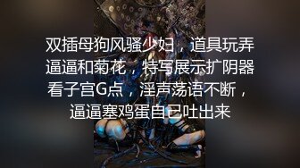 穿着运动装沙发上玩弄自己