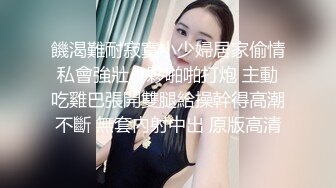 清純眼鏡娘，文文靜靜，佳人美乳，墻上掛著自己拍的藝術寫真