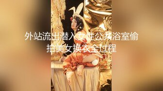 短发漂亮大眼妹妹，奶奶不小角度姿势很娴熟多方位口交，只留了一撮阴毛，后入操的奶子乱颤