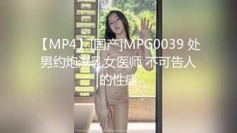 商场白色隔板全景后拍多位美女尿尿2 (1)