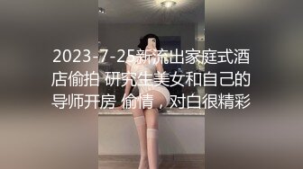 金发熟女吃完大鸡还主动拿奶子玩乳交