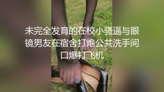  清纯小妹露脸一个人在家诱惑狼友，娇嫩的奶子粉嫩的逼逼自己揉捏抠弄