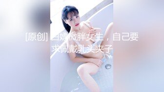 【近日刚播颜值身材超棒女神】全身抹上精油，两个大车灯油光程亮，抖动肥臀镜头前特写，一线天肥穴多是白浆