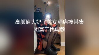 大哥就是会享受，玩着电脑吸着烟享受胯下骚逼的口活，脱光后电脑前各种抽插爆草小骚逼，浪叫不止最后浓精射脸