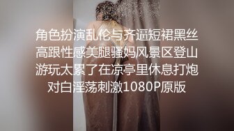 韵味十足的美女肉肉的绝对炮击，黑丝吊钟奶子，特写掰穴鲍鱼也粉