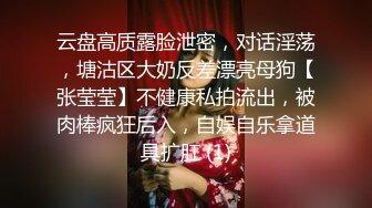 偷窥黑衣牛仔短裤美眉从公交车跟随她进厕所嘘嘘