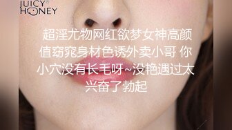 衣料比较少的白衣美女坐在沙发上就让人看的口干舌燥