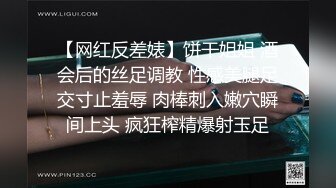 我只能惊叹一句，卧槽牛逼，真实母女上阵群P，风韵犹存的老妈 稚嫩的女儿 轮流插