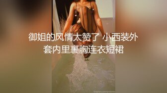 镜子前欣赏老婆