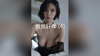 眼镜小哥跟风骚少妇在浴室里激情啪啪，全程露脸无套抽插干的很卖力气，享受骚逼少妇的深喉口交互动撩骚狼友