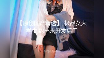 【女技师在按摩旁边小哥上来要操逼】给客人带上眼罩，旁边摸摸搞搞，掏出大屌吸吮，S型身材翘起美臀，后入爆操大声啪啪