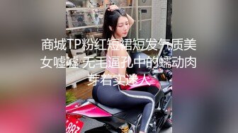 轻熟女露脸乳夹丰满大奶子，道具插穴撅起屁股掰穴特写道具吸在地板整根插入