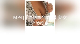 【新片速遞】  商场女厕全景偷拍❤️珠宝店黑色美女店员的极品美鲍鱼