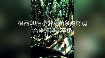 【Stripchat】国产极品吊钟巨乳女主播「LinLin」在地上玩弄按摩棒和跳蛋喷湿了隔尿垫