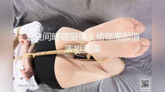   美巨乳丝模被色魔摄影师忽悠穿上各种丝袜玩B