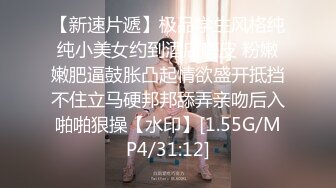   无毛逼风骚少妇看着黄片让大哥草，无套揉脸侧身吃着奶子草着逼，疯狂输出浪叫不断