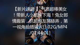 9/18最新 圣诞节给情人买了不少礼物开房穿上情趣黑丝战衣啪啪VIP1196