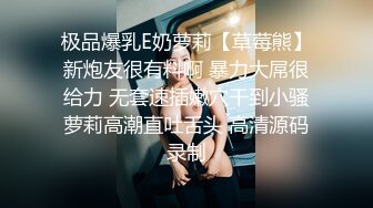 温泉会所， 可爱文静的眼镜女孩，青涩的脸蛋 看一眼会被吸引住，远处偷偷望着她沐浴，阴毛多且长得好美！