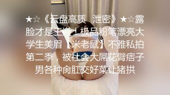 妹子边晾衣服边跟人视频聊天露出奶子