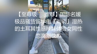 宝贝下面痒大哥吃奶子都给两姐妹咬疼了，黑丝露脸小嫩逼承受不住大鸡巴的疯狂抽插