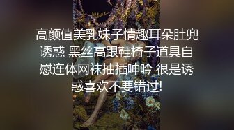 后厨操作间新来的实习生小妹占着茅坑不拉屎不停地刷抖音