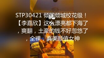 大一女生军训迟到被教官单独留下训练,最后强迫女生和自己车震,女生一脸不情愿