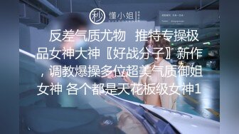 《魔手外购极品厕拍》商业城女厕全景偸拍多位少女少妇熟女方便，后位先拍脸再拍大白屁股，憋尿到极限的良家少妇动作逗死人 (1)