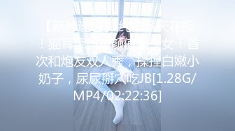 商场厕所全景偷拍爱玩手机的美女导购 人美逼漂亮